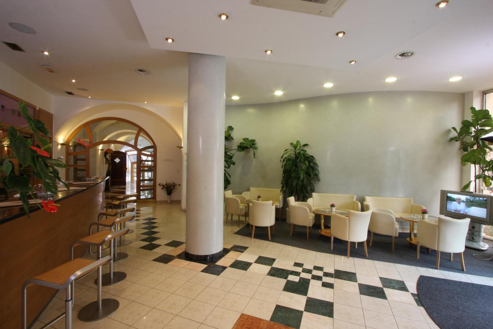 אולומוץ Hotel Trinity מראה חיצוני תמונה