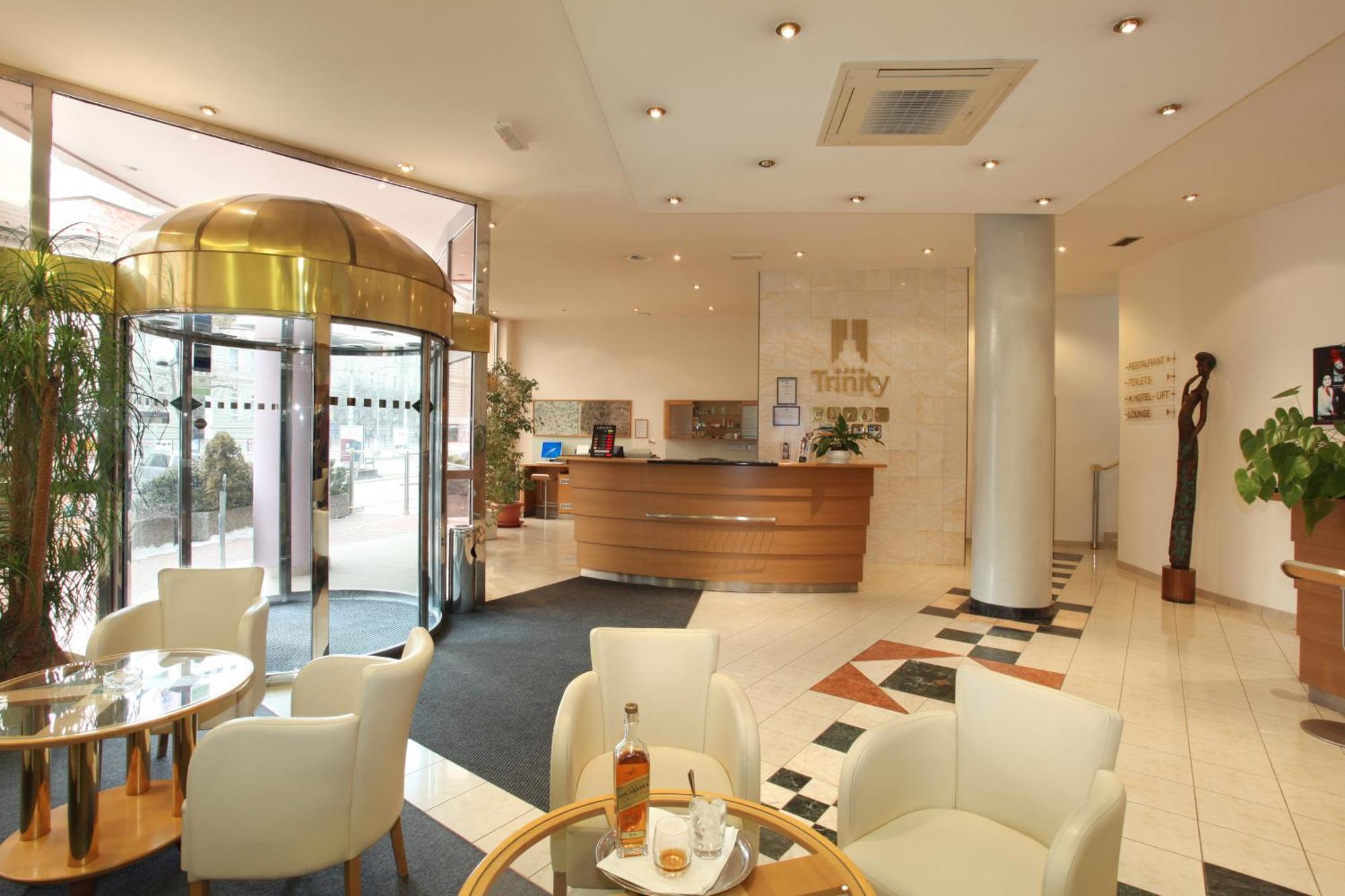 אולומוץ Hotel Trinity מראה חיצוני תמונה