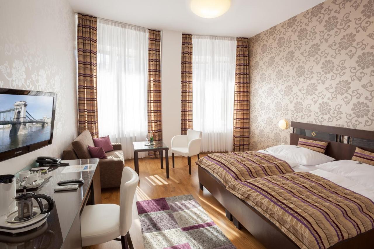 אולומוץ Hotel Trinity מראה חיצוני תמונה