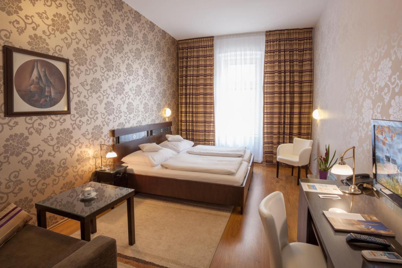 אולומוץ Hotel Trinity מראה חיצוני תמונה